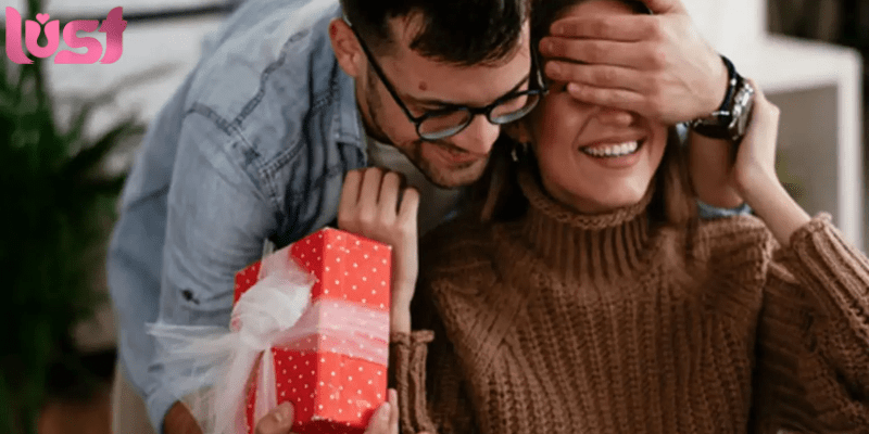 Quà Tặng Bạn Gái Ngày Tết Ý Nghĩa Và Độc Đáo Năm 2025